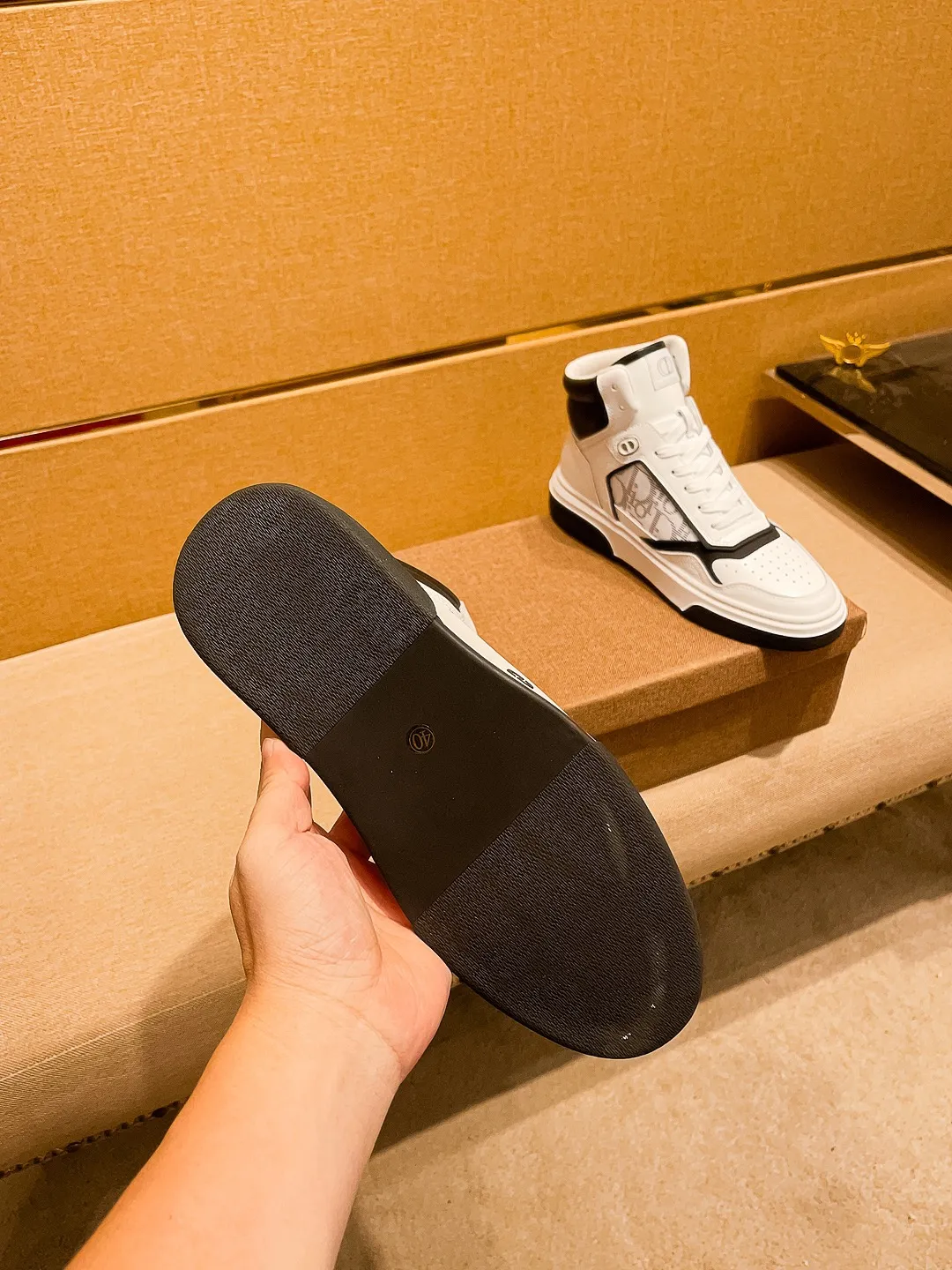 Men's shoes💰 480💰[Dior]🔥 High-end men's shoes brand official website 1:1 latest masterpiece: the upper is made of Italian imported first-layer cowhide with a comfortable and breathable lining➕original non-slip and wear-resistant outsole🔥, making walking more convenient and comfortable! An exclusive new model, a stunning work, a beautiful 1:1 replica [color] compared to the official quality! Create a fashionable personality to set off your uniqueness! A must-have for trendy men! Classic 🔥 Size: 38-44 Color: 🔥 2⃣️ colors available 🔥.